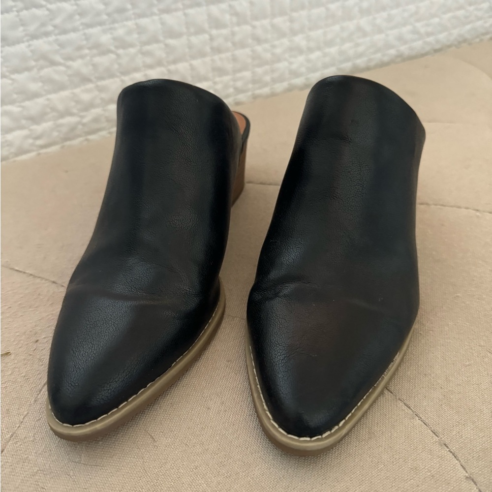 Universal Thread Black Mules